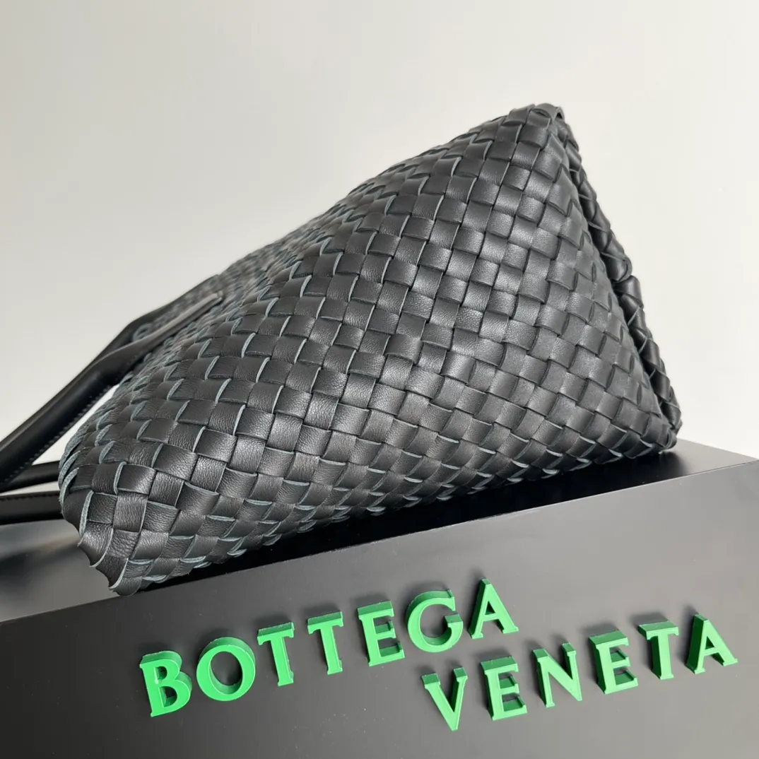 Batch 2860 Classic returns... (large size 51cm) • Cabat, born in 2001, is one of the most iconic styles of the Bottega Veneta workshop. The whole bag is made of top-grade imported lambskin. There is no exposed logo on the whole bag, but with the classic wide woven elements, you can tell who it belongs to at a glance! Can be carried on one shoulder, very practical! Style number: 608811 Size: 51*18*28